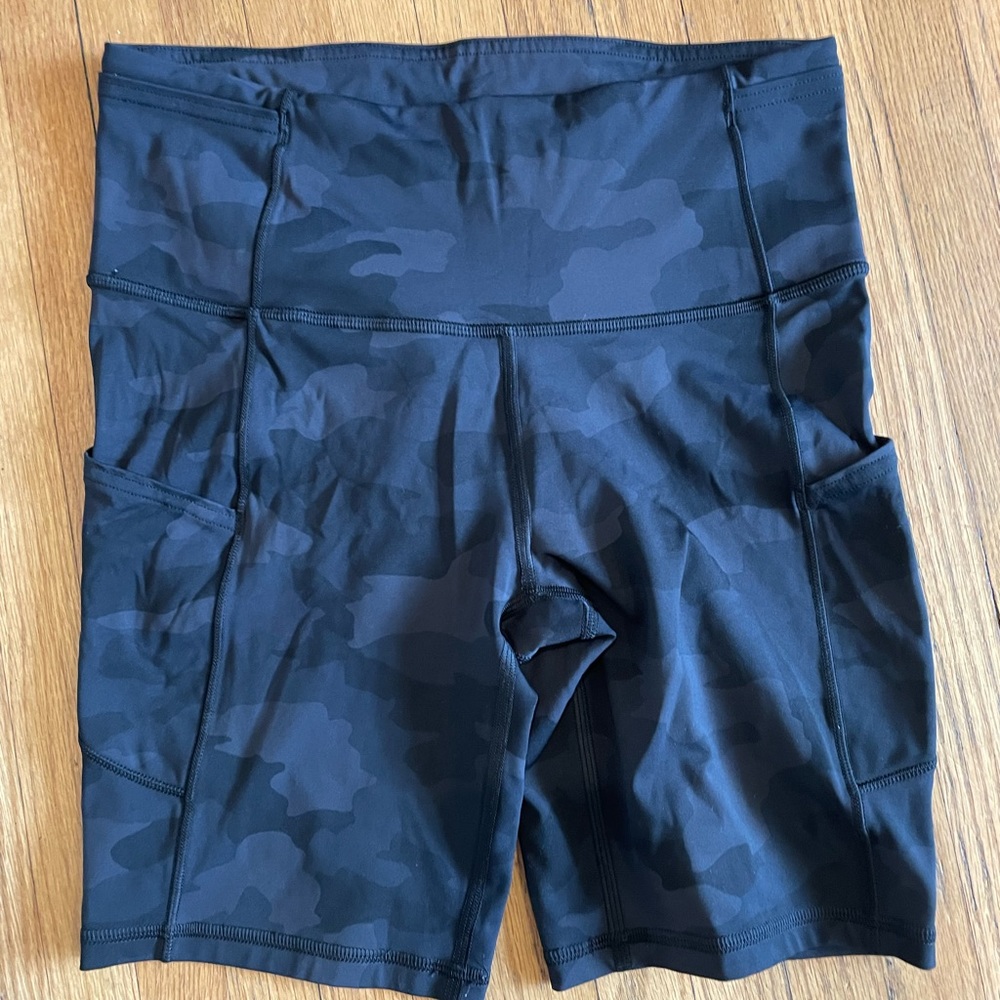 Lululemon fast and free 8” inseam black grey camo high rise bike short